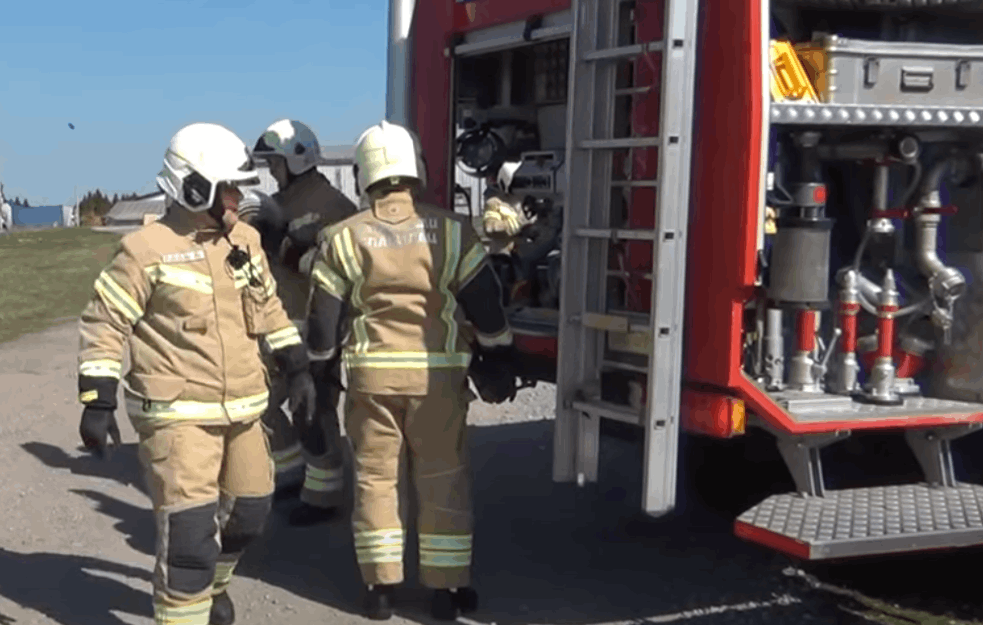 POŽAR U ZEMUNU: Vatrogasci na terenu
